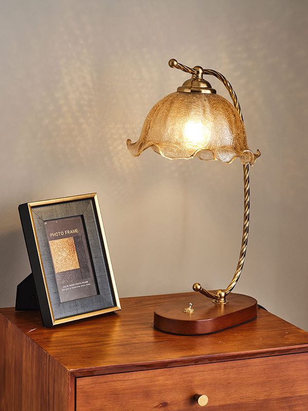 Table Lamp French Retro High-end Festive Accompanying Atmosphere Lamp American Bedroom Bedside Warm Decorative Changming Lamp
