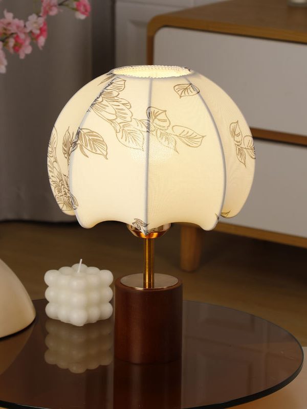 Table Lamp Elegant Chinese Style Retro Solid Wood Bedside Warm Atmosphere Lamp Pattern Fabric Light Luxury Master Bedroom Small Table Lamp
